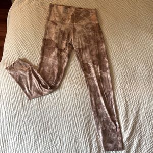 LULULEMON - Size 6 - High Waist Cropped Wunder Unders.